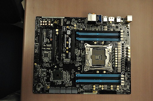 画像ギャラリー No.020のサムネイル画像 / ［COMPUTEX］ASRock，BMWデザインのゲーマー向けMini-ITXベアボーン「M8」のZ97モデルほか，DDR4スロットを搭載した未発表の「X99」搭載マザーを展示