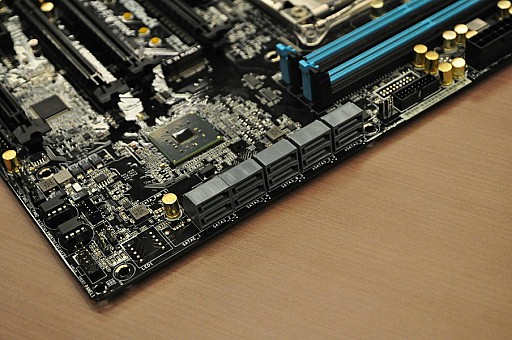 画像ギャラリー No.021のサムネイル画像 / ［COMPUTEX］ASRock，BMWデザインのゲーマー向けMini-ITXベアボーン「M8」のZ97モデルほか，DDR4スロットを搭載した未発表の「X99」搭載マザーを展示