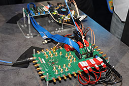 画像ギャラリー No.013のサムネイル画像 / ネコミミ姿のIntel最高技術責任者が「デジタル無線トランシーバ」をデモ。プロセッサに統合したウェハも披露