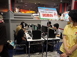 画像ギャラリー No.003のサムネイル画像 / 「プロ野球 ファミスタ オンライン 2010」公式大会が開催。アナウンサーの熱い実況が響く中，9月12日に西武ドームで対戦するファイナリストが決定
