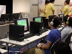 画像ギャラリー No.004のサムネイル画像 / 「プロ野球 ファミスタ オンライン 2010」公式大会が開催。アナウンサーの熱い実況が響く中，9月12日に西武ドームで対戦するファイナリストが決定