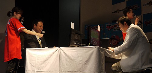 画像ギャラリー No.011のサムネイル画像 / 「プロ野球 ファミスタ オンライン 2010」公式大会が開催。アナウンサーの熱い実況が響く中，9月12日に西武ドームで対戦するファイナリストが決定