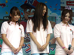 画像ギャラリー No.007のサムネイル画像 / 優勝者は始球式のマウンドに! 「プロ野球 ファミスタ オンライン 2010」全国トーナメント決勝戦が西武ドームで開催