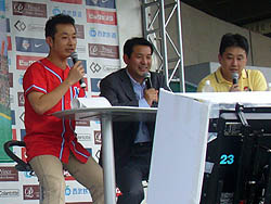 画像ギャラリー No.009のサムネイル画像 / 優勝者は始球式のマウンドに! 「プロ野球 ファミスタ オンライン 2010」全国トーナメント決勝戦が西武ドームで開催