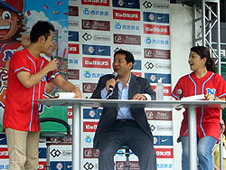 画像ギャラリー No.010のサムネイル画像 / 優勝者は始球式のマウンドに! 「プロ野球 ファミスタ オンライン 2010」全国トーナメント決勝戦が西武ドームで開催