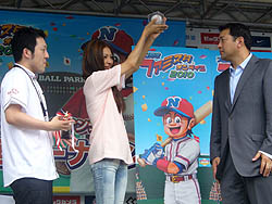 画像ギャラリー No.014のサムネイル画像 / 優勝者は始球式のマウンドに! 「プロ野球 ファミスタ オンライン 2010」全国トーナメント決勝戦が西武ドームで開催