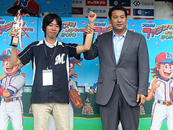 画像ギャラリー No.015のサムネイル画像 / 優勝者は始球式のマウンドに! 「プロ野球 ファミスタ オンライン 2010」全国トーナメント決勝戦が西武ドームで開催