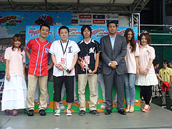 画像ギャラリー No.016のサムネイル画像 / 優勝者は始球式のマウンドに! 「プロ野球 ファミスタ オンライン 2010」全国トーナメント決勝戦が西武ドームで開催