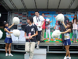 画像ギャラリー No.017のサムネイル画像 / 優勝者は始球式のマウンドに! 「プロ野球 ファミスタ オンライン 2010」全国トーナメント決勝戦が西武ドームで開催