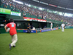 画像ギャラリー No.018のサムネイル画像 / 優勝者は始球式のマウンドに! 「プロ野球 ファミスタ オンライン 2010」全国トーナメント決勝戦が西武ドームで開催