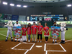 画像ギャラリー No.019のサムネイル画像 / 優勝者は始球式のマウンドに! 「プロ野球 ファミスタ オンライン 2010」全国トーナメント決勝戦が西武ドームで開催