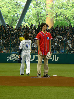 画像ギャラリー No.020のサムネイル画像 / 優勝者は始球式のマウンドに! 「プロ野球 ファミスタ オンライン 2010」全国トーナメント決勝戦が西武ドームで開催