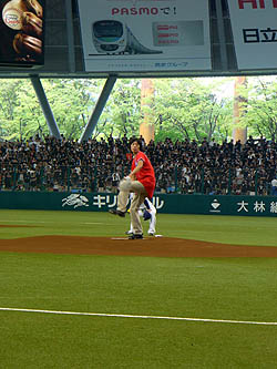 画像ギャラリー No.021のサムネイル画像 / 優勝者は始球式のマウンドに! 「プロ野球 ファミスタ オンライン 2010」全国トーナメント決勝戦が西武ドームで開催