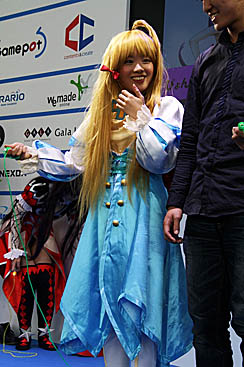 画像ギャラリー No.005のサムネイル画像 / 「ルーセントハート」「DIVINA」「Web 恋姫†夢想」のコスプレイヤーとドキドキのミニゲームを。「秋葉原PCゲームフェスタ」のガマニアステージをレポート