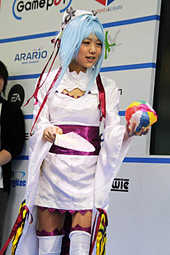 画像ギャラリー No.013のサムネイル画像 / 「ルーセントハート」「DIVINA」「Web 恋姫†夢想」のコスプレイヤーとドキドキのミニゲームを。「秋葉原PCゲームフェスタ」のガマニアステージをレポート