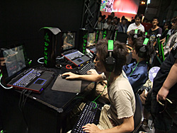 画像ギャラリー No.001のサムネイル画像 / ［TGS 2011］優勝はどのチームに？「Razer TGS Tournament」，AVA部門とSF部門の決勝戦をレポート