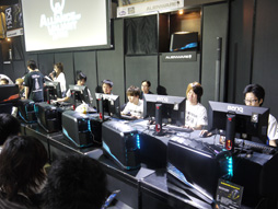 画像ギャラリー No.004のサムネイル画像 / ［TGS 2012］「Alliance of Valiant Arms」e-Sports 日本選手権 2012の決勝戦がCyACブースで開催。クラン「DeToNator」が爆破大会で初優勝