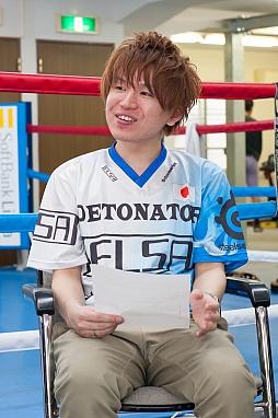 画像ギャラリー No.023のサムネイル画像 / 「Alliance of Valiant Arms」日本代表のDeToNatorと，ボクシング世界チャンピオンの佐藤洋太選手の座談会が実現。世界の頂点を目指す心構えとは