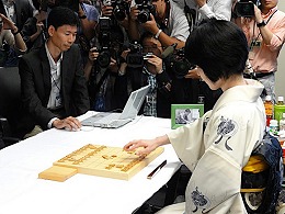 画像ギャラリー No.001のサムネイル画像 / 4種の将棋ソフトを組み合わせた「あから2010」女流王将を下す。歴史的対戦棋譜を動画で再現してみた