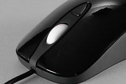 画像ギャラリー No.008のサムネイル画像 / 「SteelSeries Kinzu v2 Pro Edition」レビュー。センサーとボタンを改善して再登場したKinzuは選択肢となるか