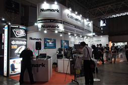画像ギャラリー No.002のサムネイル画像 / ［TGS 2013］SteelSeries，本当に久々のシリーズ完全新作。今秋発売予定のヘッドセット「Siberia Elite」と「9H」をまじまじとチェックしてみた
