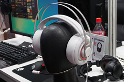 画像ギャラリー No.003のサムネイル画像 / ［TGS 2013］SteelSeries，本当に久々のシリーズ完全新作。今秋発売予定のヘッドセット「Siberia Elite」と「9H」をまじまじとチェックしてみた