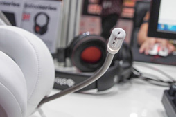 画像ギャラリー No.015のサムネイル画像 / ［TGS 2013］SteelSeries，本当に久々のシリーズ完全新作。今秋発売予定のヘッドセット「Siberia Elite」と「9H」をまじまじとチェックしてみた