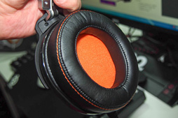 画像ギャラリー No.024のサムネイル画像 / ［TGS 2013］SteelSeries，本当に久々のシリーズ完全新作。今秋発売予定のヘッドセット「Siberia Elite」と「9H」をまじまじとチェックしてみた