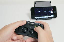 画像ギャラリー No.008のサムネイル画像 / iPhone&iPad専用のワイヤレスゲームパッド「SteelSeries Stratus」レビュー。これはデキがいい