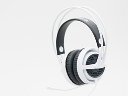 画像ギャラリー No.002のサムネイル画像 / 【PR】ゲーマー向けヘッドセット「SteelSeries Siberia v3」を試す。PCにゲーム機，モバイルに対応の新世代モデルは，新しい鉄板だ
