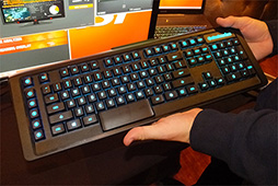 画像ギャラリー No.002のサムネイル画像 / ［CES 2015］SteelSeries独自の高速キースイッチはいったいどんなもの？ 新型キーボード「Apex M800」をチェックしてきた