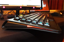 画像ギャラリー No.009のサムネイル画像 / ［CES 2015］SteelSeries独自の高速キースイッチはいったいどんなもの？ 新型キーボード「Apex M800」をチェックしてきた
