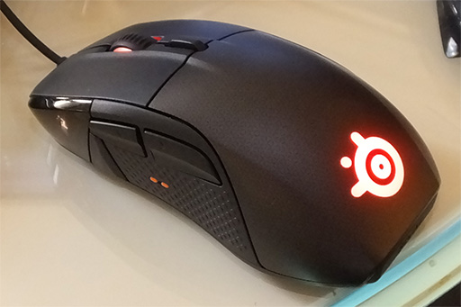 画像ギャラリー No.002のサムネイル画像 / ［CES 2016］カスタマイズ性重視のSteelSeries製マウス「Rival 700」フォトレポート。注目の振動機能はプレイを邪魔しないソフトな揺れ方だった