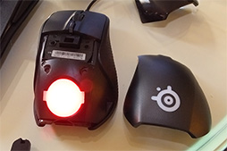 画像ギャラリー No.006のサムネイル画像 / ［CES 2016］カスタマイズ性重視のSteelSeries製マウス「Rival 700」フォトレポート。注目の振動機能はプレイを邪魔しないソフトな揺れ方だった