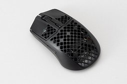 画像ギャラリー No.006のサムネイル画像 / 極端な肉抜きボディのワイヤレスマウス「Aerox 3 Wireless」レビュー。見た目の割に扱いやすく，バッテリーの持ちや高速充電も好印象