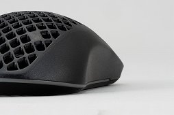 画像ギャラリー No.010のサムネイル画像 / 極端な肉抜きボディのワイヤレスマウス「Aerox 3 Wireless」レビュー。見た目の割に扱いやすく，バッテリーの持ちや高速充電も好印象