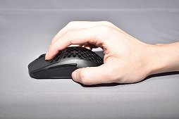 画像ギャラリー No.032のサムネイル画像 / 極端な肉抜きボディのワイヤレスマウス「Aerox 3 Wireless」レビュー。見た目の割に扱いやすく，バッテリーの持ちや高速充電も好印象