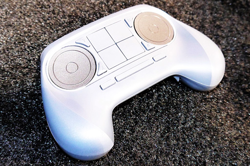 画像ギャラリー No.005のサムネイル画像 / ［CES 2014］「Steam Controller」ファーストインプレッション。肝心要の左右トラックパッドは使いやすい？