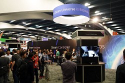 画像ギャラリー No.002のサムネイル画像 / ［GDC 2014］Valveが「Steam Controller」の新モデルを展示。中央タッチスクリーンが取り除かれた新版は「まだ完成形じゃない」