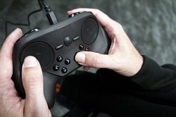 画像ギャラリー No.003のサムネイル画像 / ［GDC 2014］Valveが「Steam Controller」の新モデルを展示。中央タッチスクリーンが取り除かれた新版は「まだ完成形じゃない」