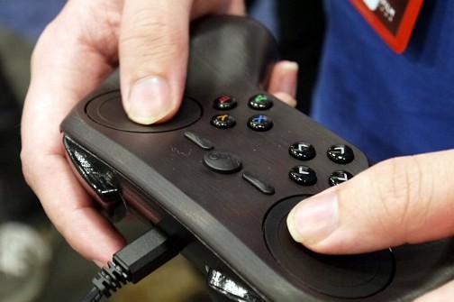 画像ギャラリー No.004のサムネイル画像 / ［GDC 2014］Valveが「Steam Controller」の新モデルを展示。中央タッチスクリーンが取り除かれた新版は「まだ完成形じゃない」
