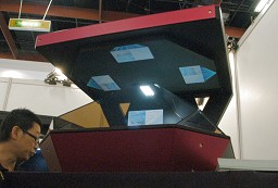 画像ギャラリー No.002のサムネイル画像 / ［COMPUTEX］会場で見かけた立体視技術いろいろ。空中結像ディスプレイ，2万円台の立体フォトフレーム，2D液晶パネルの強制3D化キット？