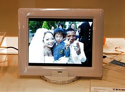 画像ギャラリー No.007のサムネイル画像 / ［COMPUTEX］会場で見かけた立体視技術いろいろ。空中結像ディスプレイ，2万円台の立体フォトフレーム，2D液晶パネルの強制3D化キット？