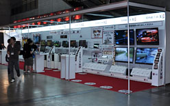 画像ギャラリー No.002のサムネイル画像 / ［TGS 2011］LG，IPSパネル採用で偏光方式の3D立体視に対応した23インチディスプレイを10月に発売へ。裸眼立体視対応の実験的な製品も