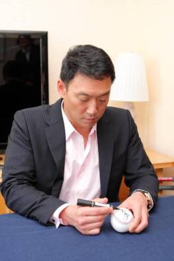 画像ギャラリー No.004のサムネイル画像 / 「プロ野球チームをつくろう!ONLINE 2」,6周年記念キャンペーンPart1を実施。金本知憲さんの直筆サインボールなどが当たる