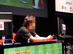 画像ギャラリー No.009のサムネイル画像 / 「LG CINEMA 3D Presents 第1回 eスポーツ JAPAN CUP」開催。初代チャンピオンの座を懸けて展開された熱戦の様子をレポート