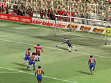 画像ギャラリー No.015のサムネイル画像 / FIFA公認で選手もチームもすべて実名,「FIFA 08」のデモ版を掲載