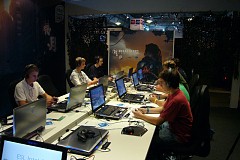 画像ギャラリー No.002のサムネイル画像 / ［GC 2008＃21］「Bionic Commando」がプレイアブル出展。さらに対戦大会も実施されるという大盤振る舞いだ