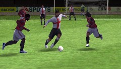 画像ギャラリー No.007のサムネイル画像 / 連載「PCゲームを持ち出そう!」。第17回はサッカーゲーム「FIFA 08」のPSP版を紹介
