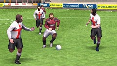 画像ギャラリー No.016のサムネイル画像 / 連載「PCゲームを持ち出そう!」。第17回はサッカーゲーム「FIFA 08」のPSP版を紹介
